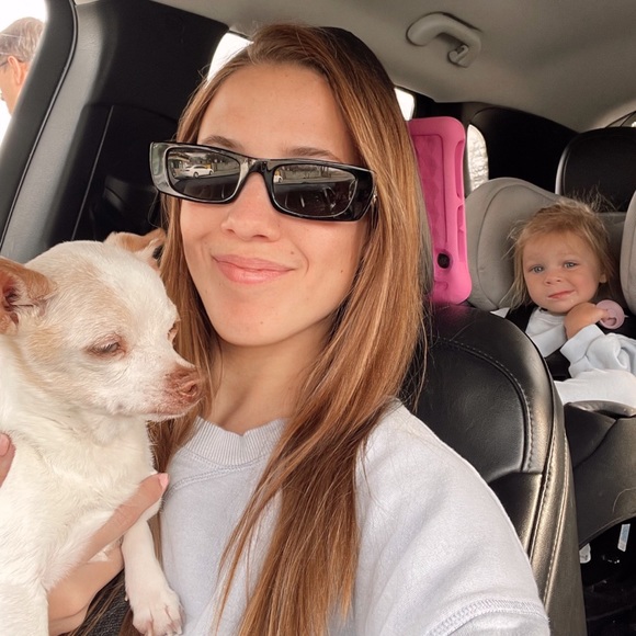 Meet your Posher, Hillary - Picture 1 of 2